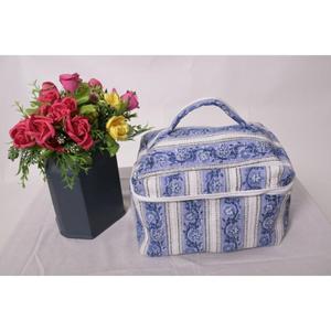 Sac à cosmétiques en coton matelassé floral fait main, grand organisateur de maquillage, trousse de toilette de voyage, sac de rangement à fermeture éclair, cadeau pour elle - Product Image 1