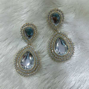 Lujosos Pendientes chapados en oro con intrincados trabajos de Kundan y colgantes de cuentas ideales para trajes tradicionales - Product Image 1