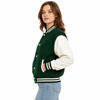Veste universitaire pour femme avec un design moderne d'inspiration athlétique, un matériau confortable et un style polyvalent pour un look décontracté et tendance.