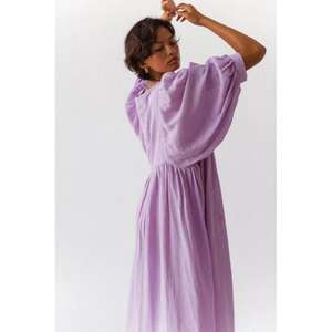 Vestido midi Kyra en color lila, con la silueta más suave y un hermoso tono natural, diseñado para un uso diario cómodo. - Product Image 2