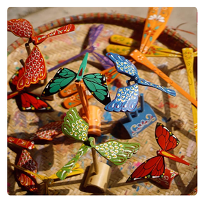 LIBELULA DE BAMBÚ PINTADA A MANO PERSONALIZABLE - JUGUETE DE EQUILIBRADO COLORIDO PARA NIÑOS - Product Image 2