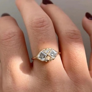 Bague de fiançailles en or jaune 14 carats avec diamant de laboratoire émeraude carré 1 carat, bijoux fins modernes pour mariée - Product Image 6