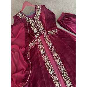 VESTIDO DE TRABAJO DE SECUENCIA BORDADA DE TERCIOPELO ATRACTIVO CON DUPATTA GRANATE - Product Image 3