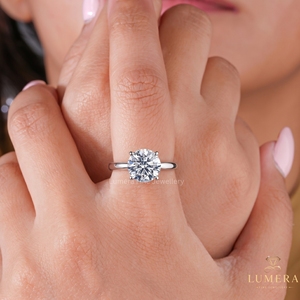 Bague de fiançailles solitaire classique en or blanc 18 carats avec diamant de laboratoire rond taillé en forme de larme, certifiée IGI, pour femme, bijoux fins - Product Image 1
