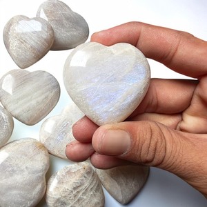 Vente en gros de pierres de lune de Tanzanie sculptées en forme de cœur, pierres naturelles en cristal pour la décoration et les cadeaux - Product Image 6