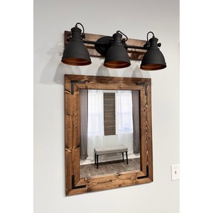Espejo Industrial de Madera Reciclada con Detalles Metálicos Negros |   Espejo de Baño Estilo Rústico al por Mayor - Product Image 1