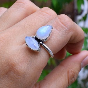 Bague en argent sterling 925 avec deux pierres de lune, sertie clos, cadeau idéal pour fiançailles et anniversaire - Product Image 1