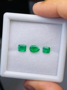 Lote de 3 Esmeraldas Naturales, Grado AAA, Certificadas por IGI, Color Verde Superbrillante, Corte Mixto, Pulido Perfecto - Product Image 6