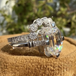 Bague en or blanc 18 carats plaqué or avec diamant de laboratoire taille émeraude et pierre claire, design couronne halo rond, bijou statement pour femme - Product Image 2
