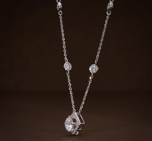 Collar de Barra de Plata de Ley 925 con Diamantes Cultivados en Laboratorio de Corte Princesa y Colgante Ovalado Certificado por IGI para Mujer - Product Image 2