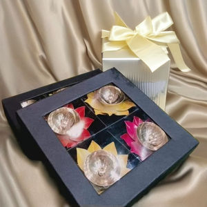 Nouvelle Arrivée Directe d'Usine, Diya en Métal Poli Indien, Design Moderne de Lotus, Cadeau Personnalisé pour Diwali, Cadeau Religieux - Product Image 1