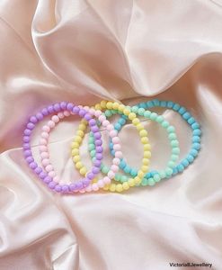 สร้อยข้อมือเรซิ่นทำมือสุดหรูสำหรับผู้หญิง เครื่องประดับแฟชั่นทันสมัยสีสันสดใส พร้อมลวดลายโดดเด่นและงานตกแต่งที่มีศิลปะ สมบูรณ์แบบ - Product Image 6