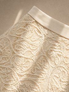 Minifalda de encaje color crema de cintura alta para mujer, diseño ODM OEM, con cintura de satén en contraste, estilo retro francés, elegante para verano, VIVIEN - Product Image 6