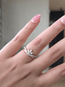 Bague Feuille Vintage d'Inspiration Naturelle avec Diamant de Laboratoire Taille Marquise 0,35 Carat, Sertie Pavé en Or et Griffes Torsadées, Bijou Fin Délicat pour Femme - Product Image 1