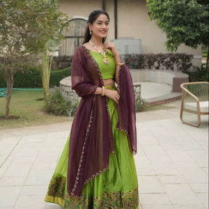 Tenue de fête traditionnelle : Lehenga Choli scintillant avec blouse Zari Butti et dupatta en tulle - Product Image 1