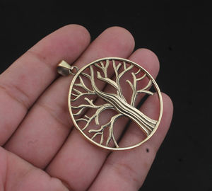 Colgante Árbol de la Vida Chapado en Oro de 18k, Regalo para Mamá, Joyería Personalizada con Motivos Naturales, Amuleto Delicado para Uso Diario - Product Image 4