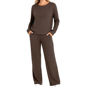 Ensemble de salon élégant de qualité supérieure, idéal pour la maison et la relaxation, avec des matériaux doux et durables. - Product Image 1