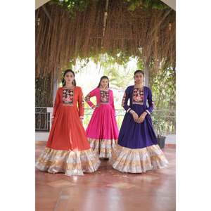 Robe de soirée festive Navratri en rayonne avec broderie Kutchi Gamthi - Product Image 5