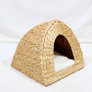 Casa para mascotas tejida a mano con jacinto de agua - Interior transpirable y ecológico para mascotas - Product Image 1