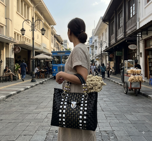 Handmade Woven Plastic Tote Bag Fashion Vintage Pearl Beaded Handle Summer Beach Shopping <b>Handbag</b> Custom Eco Friendly Tote Bag - Product Image 6