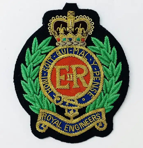 Écusson de blazer personnalisé fait main de haute qualité 2026, brodé au fil de soie, avec épingle de sûreté en métal, selon la demande OEM - Product Image 3