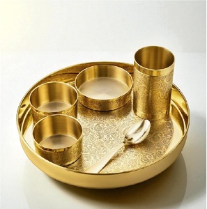 Juego de platos de latón grabado de primera calidad con cuencos de vidrio y cuchara para rituales diarios, regalos y uso tradicional en el templo del hogar. - Product Image 1