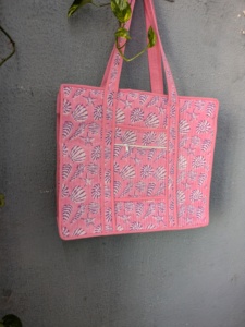 กระเป๋าโท้ท Pinksa แฟชั่นวินเทจสีแดง ผ้าฝ้ายเย็บต่อกันลายควิลท์ สไตล์โบฮีเมียน สำหรับฤดูร้อนและฤดูใบไม้ร่วง มีช่องซิปด้านหน้า ผลิตในรัฐราชสถาน - Product Image 3