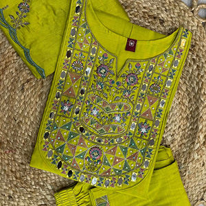 Ensemble Kurti et pantalon en soie de manguier Royal Muse Designer avec broderie miroir et broderie à la main - Product Image 3