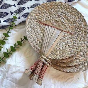 Éventail artisanal en rotin tressé, style tropical, pour décoration d'intérieur de luxe, idéal pour les mariages en plein air, les événements et les cadeaux pour invités. - Product Image 3