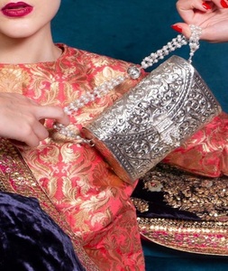 Mini pochette en métal Kundan plaqué or, faite à la main, avec diamants, fermeture à boucle, idéale pour la Saint-Valentin et les anniversaires - Product Image 6