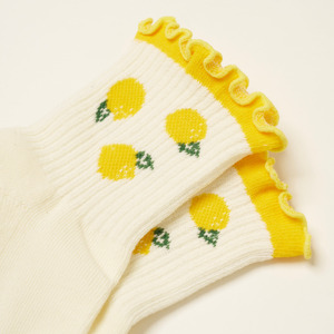 Calcetines tobilleros antideslizantes con estampado de limones y logotipo personalizado para niños, con volantes en el puño y puntos antideslizantes, para uso casual de verano. - Product Image 2