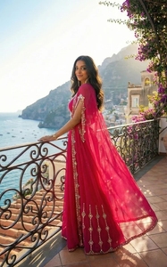 Conjunto KV de Kurta, Palazzo y Dupatta Bordados y Adornados - Product Image 4