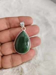 Pendentifs tendance en laiton sculpté à la main de qualité supérieure avec serti en forme de cœur en pierre de jade, pour la fabrication de bijoux DIY et les fêtes, vente en gros - Product Image 5