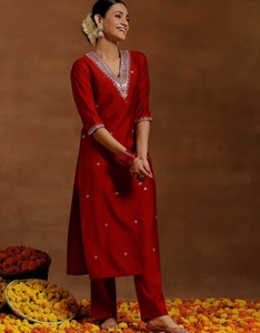 Kurta roja bordada para mujer KV con pantalón (conjunto de 2 piezas) - Product Image 6
