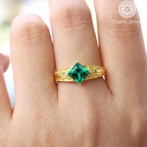 Bague de fiançailles classique en argent plaqué or 14 carats avec moissanite taille coussin et sertissage à griffes pour femme - Charm Jewells - Product Image 3