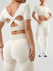 Ensemble de sport deux pièces sans coutures : Crop top à col rond et bretelles larges, et Legging de compression pour la course à effet push-up fessier - Product Image 5