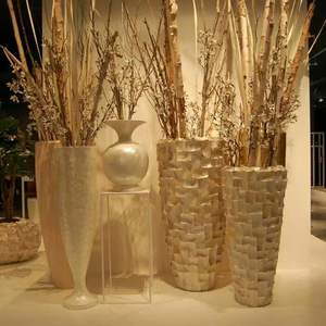 Jarrón de Metal Dorado Noble para Decoración Clásica con Encanto Artístico - Product Image 2