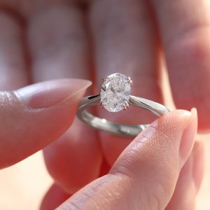Anillo de lujo de oro blanco macizo de 18 quilates con diamante ovalado de 1 quilate cultivado en laboratorio, certificado por IGI, para mujer, con banda cónica solitaria estilo catedral. - Product Image 2