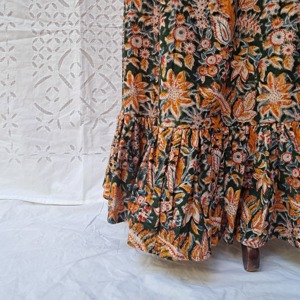Jupe longue en coton pour femme, imprimé floral Paisley, taille élastiquée smockée, boutons sur le devant, ourlet à volants, vert forêt et orange - Product Image 5