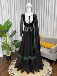 ชุดราตรีผ้าฟอกซ์กอร์เจ็ตสีดำ ปักดิ้นลายยาว พร้อมกางเกงพลลาซโซและผ้าคลุมไหล่ - Product Image 4