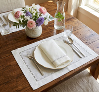 Ensemble de nappes et de sets de table de luxe personnalisés en lin gris vintage brodé de plantes, réutilisables et lavables en machine, pour la maison et les mariages.