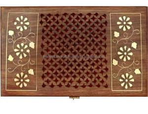 Boîte à bijoux carrée en bois moderne, artisanale, durable, avec sculptures, organisateur pour les cadeaux de bijoux pour femmes - Product Image 4