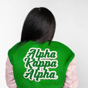 Chaqueta Varsity Verde con Diseño de Parches, Logotipo Bordado, Cuello Camisero, Corte Regular, Estilo Preppy Unisex, Ropa de Otoño - Product Image 2