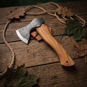 Hacha de Acero Forjado a Mano con Mango de Madera y Funda de Cuero, Hacha de Supervivencia de 14 Pulgadas de Longitud Total - Product Image 1