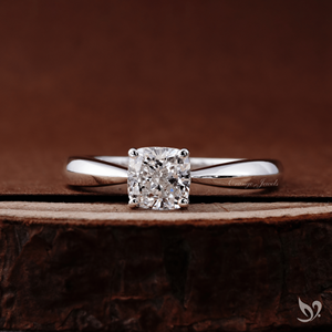 Anillo de compromiso de oro blanco de 10 quilates con diamante cultivado en laboratorio de 1.0 quilates, corte cojín, solitario con tallo pellizcado, diseño clásico. - Product Image 1
