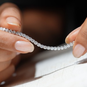 Bracelet tennis de luxe en or massif 14 carats avec diamants de laboratoire certifiés IGI – Bijou élégant pour mariages et soirées féminines - Product Image 3