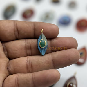 Pendentif double pierre en labradorite marquise plaqué or 14 carats avec breloque artisanale en aventurine verte ovale sertie - Product Image 1