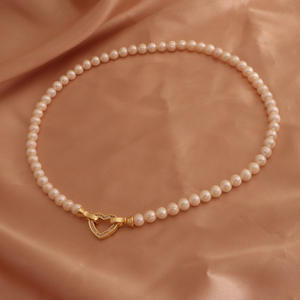 Collier de perles d'eau douce à la mode avec un design rétro, boucle en forme de fleur polyvalente pour le dîner - Product Image 1