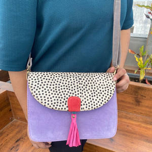 Bolso cruzado de cuero de gamuza colorido con estampado de animales hecho a mano de alta venta para mujer bolso de mano de cuero reciclado sostenible con borlas - Product Image 4