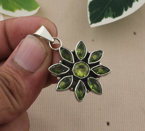 Collier pendentif vintage en péridot naturel, argent sterling 925 plaqué platine, véritable pierre précieuse verte, charme pierre de naissance d'août - Product Image 3